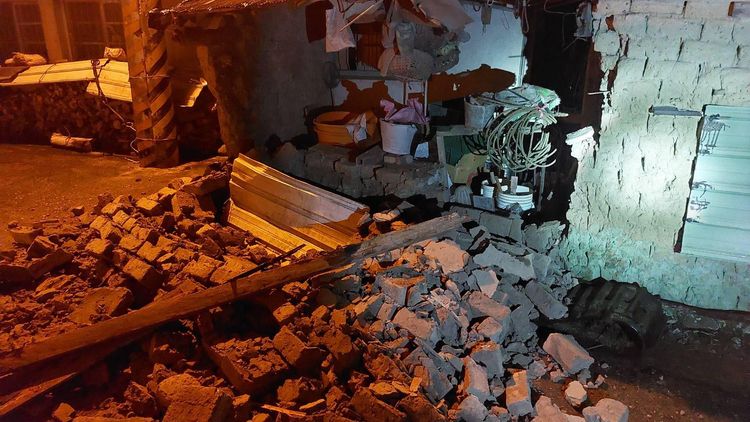 花蓮富里鄉70年老房磚牆倒塌。民眾提供