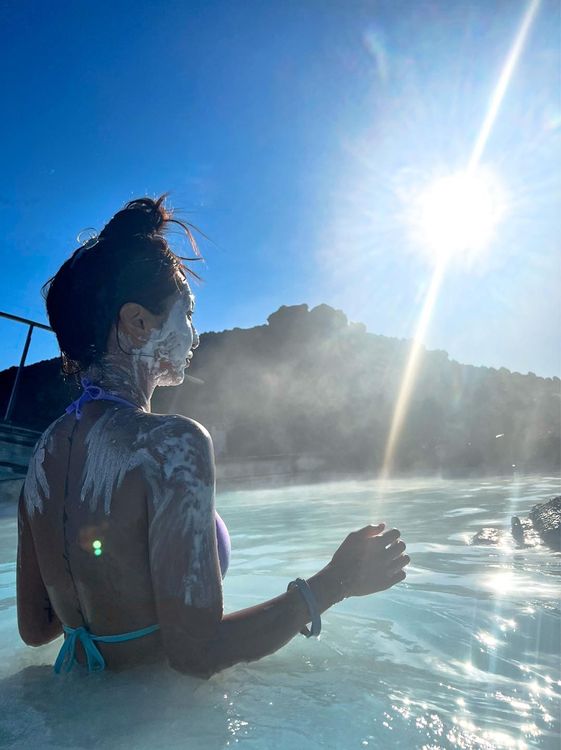 薔薔全身塗滿火山泥，直呼不能浪費。翻攝自薔薔臉書