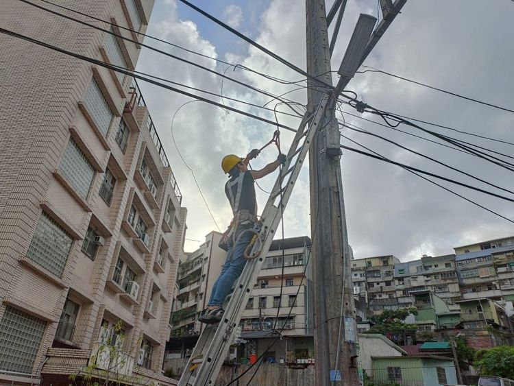 整理天際線管制行人丟工作，做工的人嘆：社會不講理了嗎？翻攝《爆料公社》