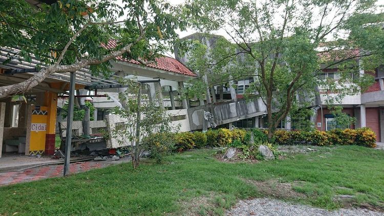 春日國小校舍倒塌。翻攝自 臉書/Kolas Yotaka