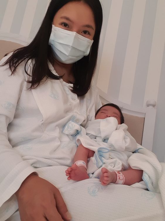 女星坐月子遇強震衝嬰兒室，看到女兒「跟她爹一樣」。翻攝《陳宥心》粉絲專頁