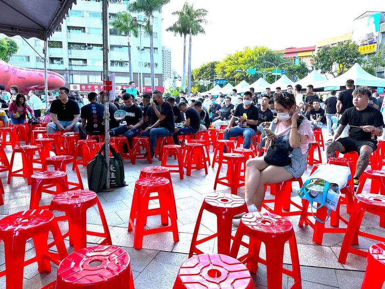 四叉貓說，人潮被黑衣團趕跑。翻攝四叉貓臉書