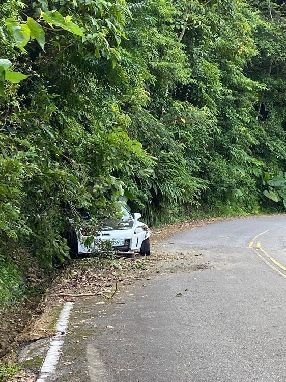從照片中車牌形式來看，事故似乎是發生在台灣。翻攝自臉書「爆廢2公社」