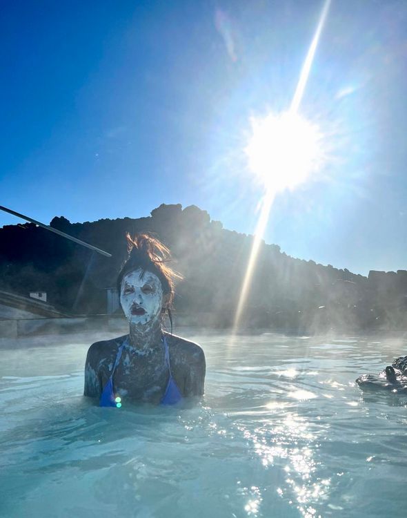 薔薔滿臉塗滿火山泥，笑翻上千網友。翻攝自薔薔臉書