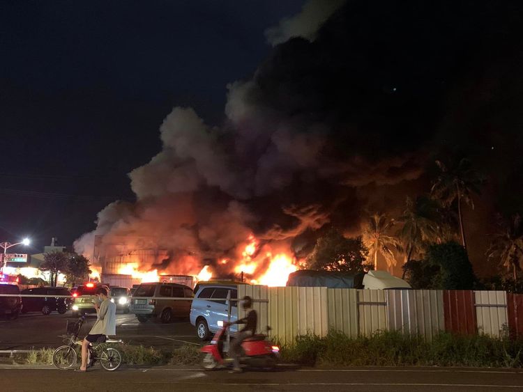 火光衝天，遠遠就能見到。讀者提供