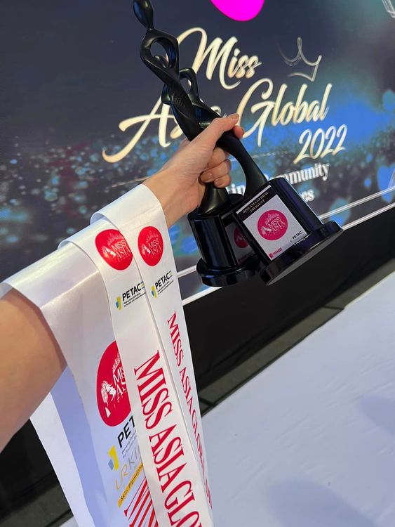 她開心曬出加冕布條。引自高曼容臉書