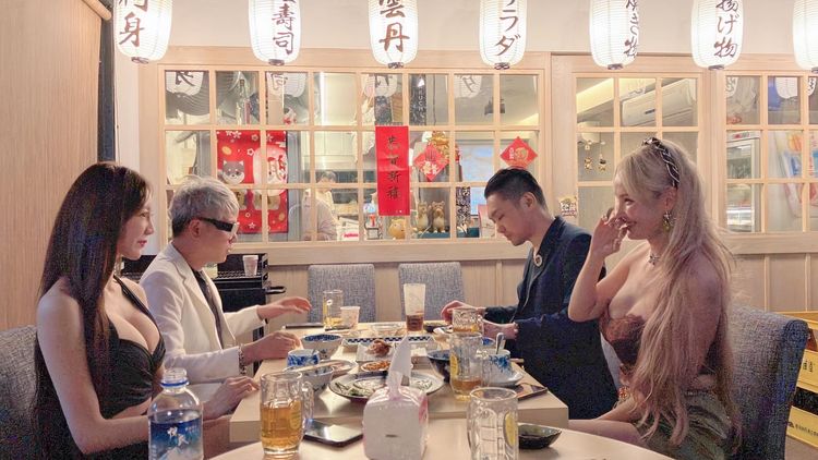 連千毅曬出和好兄弟吃飯的照片，身邊有美女作陪，卻不見老婆。引自蘭庭精品