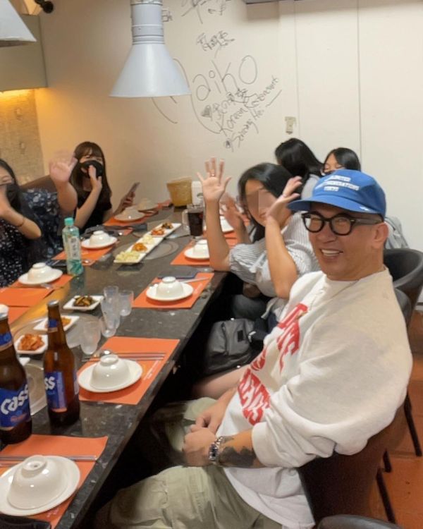 具俊曄（右）自掏腰包請台灣粉絲吃飯。翻攝姜元來IG