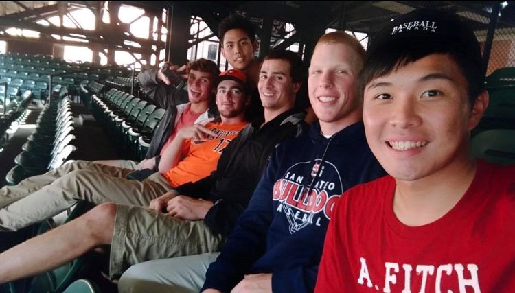 賴智垣(右)與陳冠偉(左後)在美國打夏季聯盟與隊友合影。  賴智垣提供