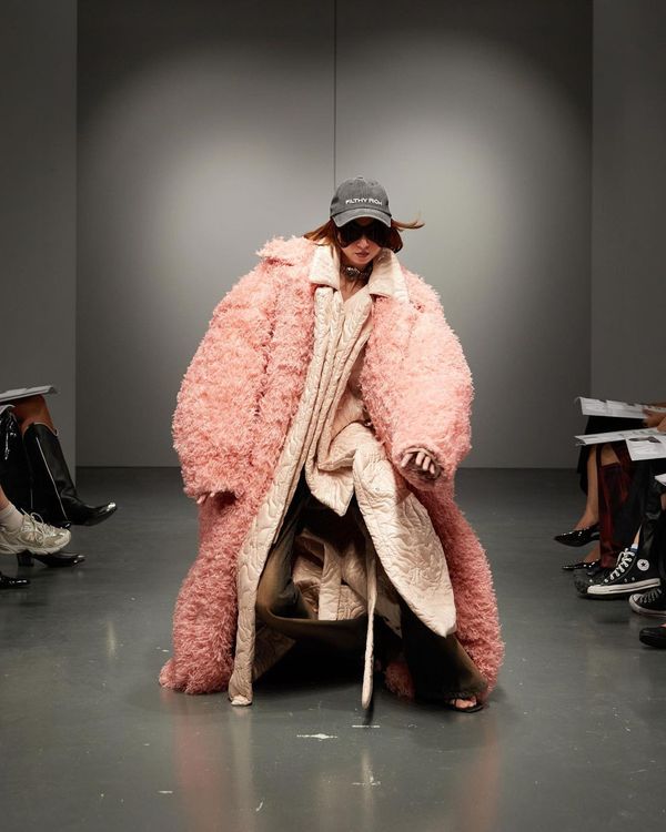 AVAVAV這場「跌倒秀」成功掀起話題。翻攝avavav IG