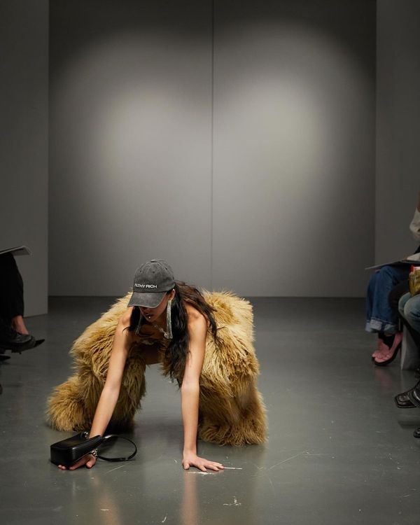 AVAVAV大秀上Model出場後全都跌個狗吃屎。翻攝avavav IG