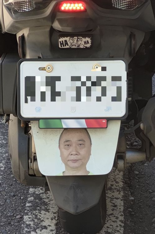 邰智源擋泥板讓後方騎士不敢造次。翻攝自臉書「路上觀察學院」