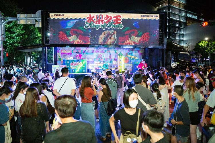 士林白晝之夜人潮爆炸12小時 ，「以為來到東京澀谷」。翻攝《臺北市文化局-設計臺北 Design For Taipei》粉絲頁