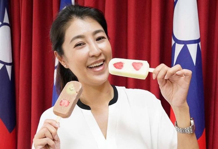 許淑華祝福簡千翔當選議員，一起打造南投縣沒好未來。許淑華提供