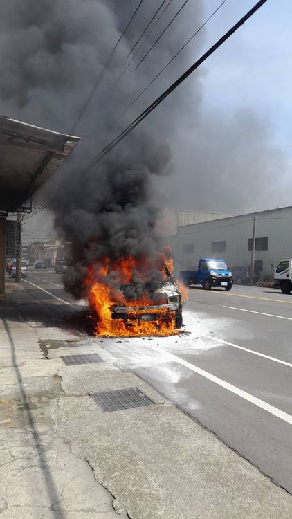 廂型車陷入火海之中。民眾提供