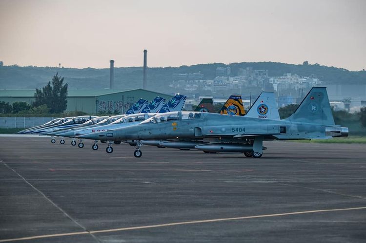 戰機編隊排開相當壯觀。翻攝臉書/中華民國空軍