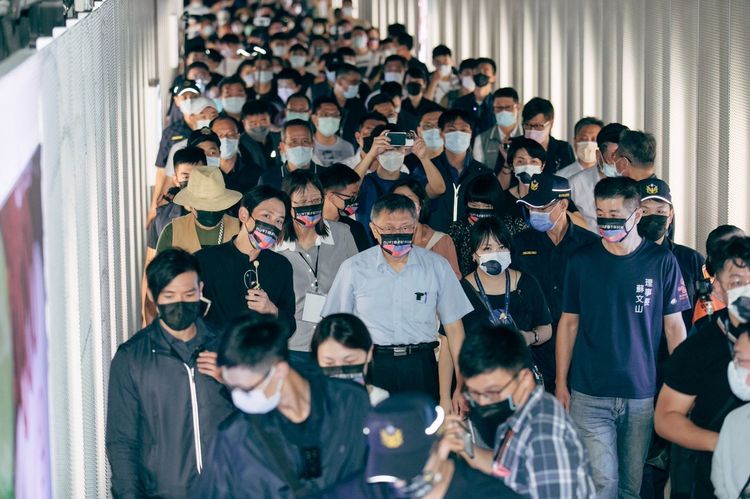 士林白晝之夜人潮爆炸12小時 ，「以為來到東京澀谷」。翻攝《臺北市文化局-設計臺北 Design For Taipei》粉絲頁