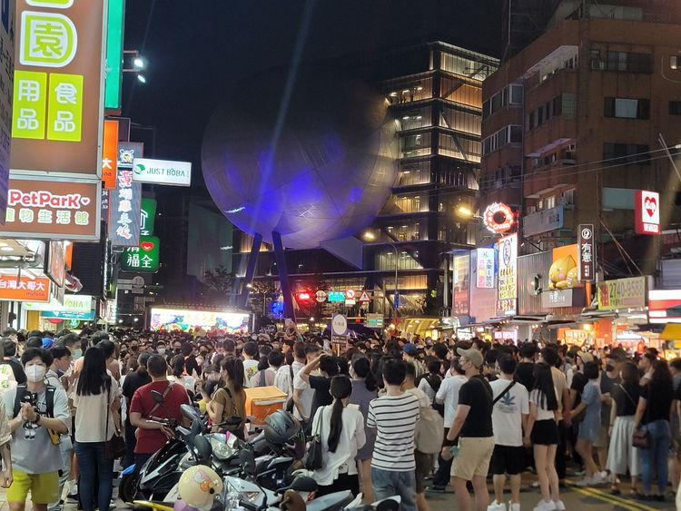 士林白晝之夜人潮爆炸12小時 ，「以為來到東京澀谷」。翻攝《我是北投人》粉絲頁