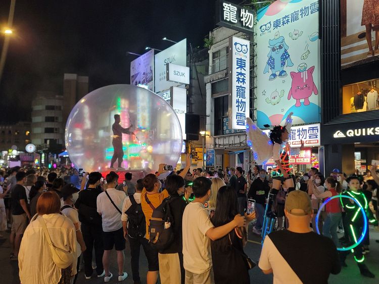 士林白晝之夜人潮爆炸12小時 ，「以為來到東京澀谷」。翻攝《我是北投人》粉絲頁