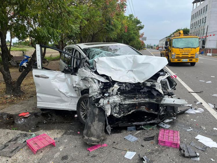 自小客車車頭扭曲變形。翻攝台南道路救援（張家班）
