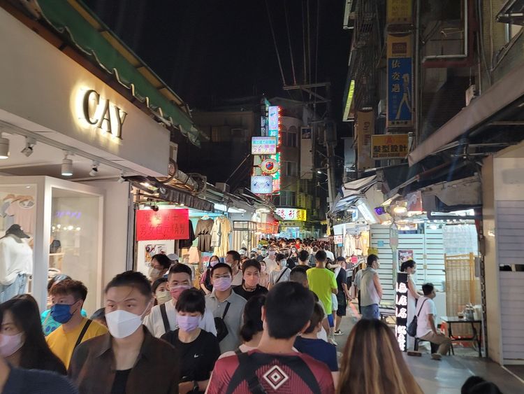 士林白晝之夜人潮爆炸12小時 ，「以為來到東京澀谷」。翻攝《我是北投人》粉絲頁