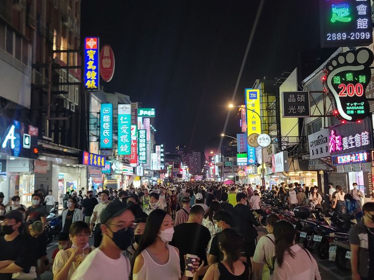 士林白晝之夜人潮爆炸12小時 ，「以為來到東京澀谷」。翻攝《我是北投人》粉絲頁