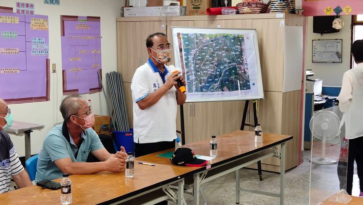 立委廖國棟9月底在富興村聽取農民缺水苦惱。翻攝自廖國棟Sufin.Siluko臉書粉專