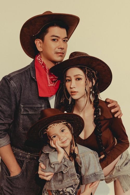 一家人全打扮成牛仔。翻攝潘逸安臉書