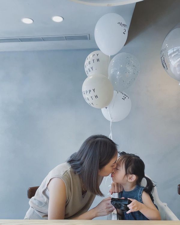 王棠云（左）用心布置女兒余初心的2歲生日派對。翻攝王棠云IG