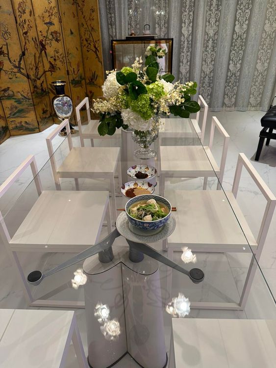 陳文茜堅持自己蹲下找盤子、裝火鍋、食物、沾醬，再端到餐廳桌上擺盤。翻攝文茜的世界周報臉書