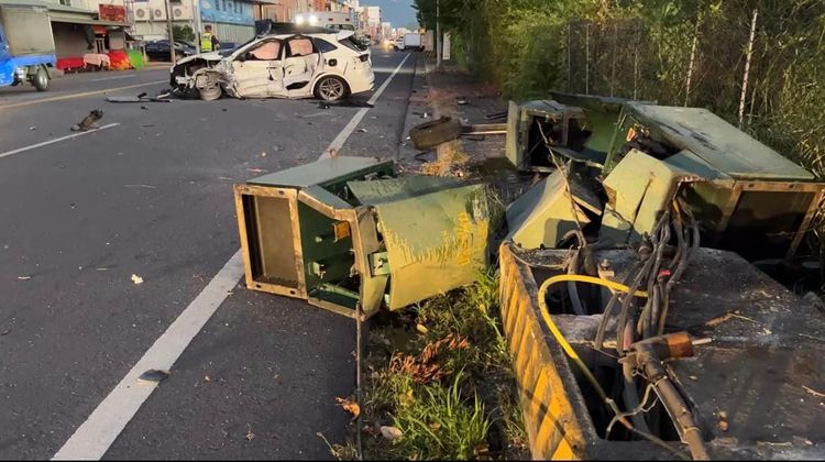 白色轎車剷倒路旁變電箱，再向前滑行10公尺才停住。翻攝畫面
