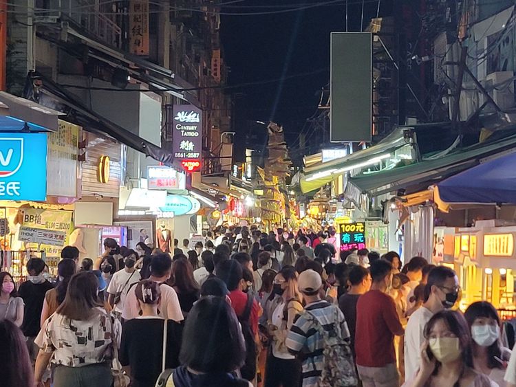 士林白晝之夜人潮爆炸12小時 ，「以為來到東京澀谷」。翻攝《我是北投人》粉絲頁