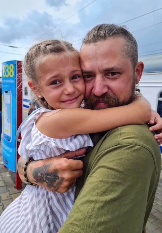 7歲女兒聽到爸爸沒了腿，放聲大哭。但媽媽用正向樂觀的方式安慰她，不管爸爸外表變得如何，大家的愛都是不變的，且現代醫學發達，也能透過輔具，讓人正常行走。粉絲團粉絲團《我與我的烏克蘭老婆Tanya》授權提供