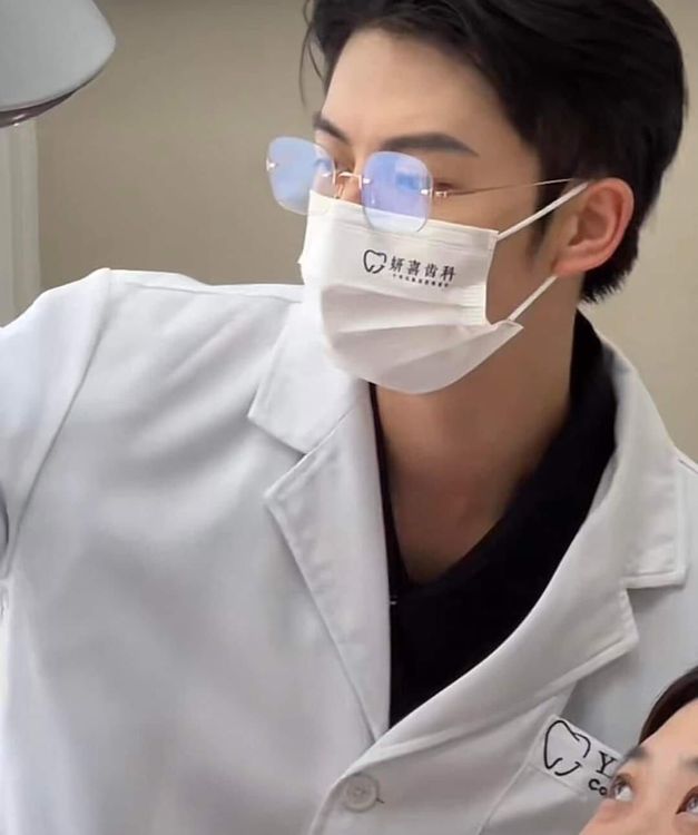 牙醫認真工作的神情被狂讚帥。引自爆廢公社