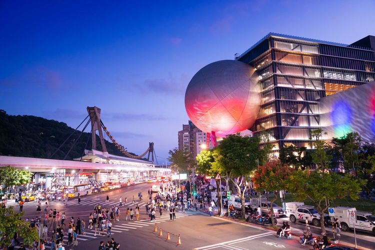 士林白晝之夜人潮爆炸12小時 ，「以為來到東京澀谷」。翻攝《臺北市文化局-設計臺北 Design For Taipei》粉絲頁