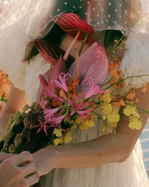 孔孝真拿著捧花，似乎正在和老公交換戒指。翻攝孔孝真IG