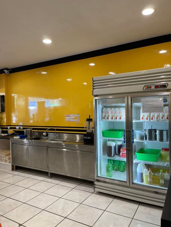 黃色的亮眼裝潢讓人難忘。翻攝自新竹大小事