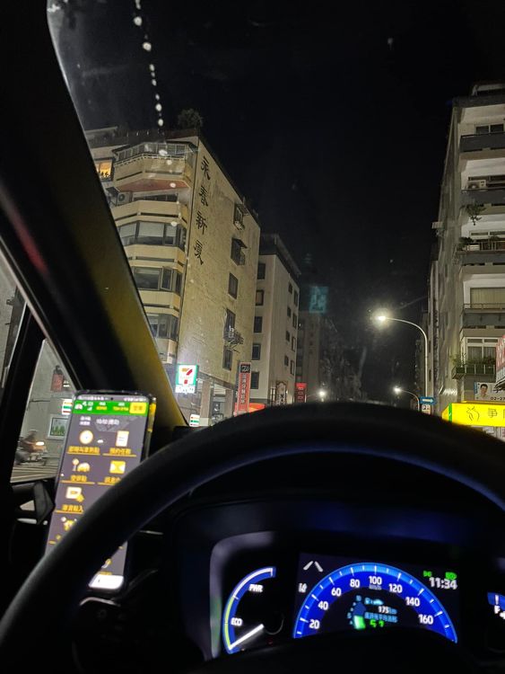 黃少谷分享自己深夜還在街頭跑車等待客人的照片。引自黃少谷臉書