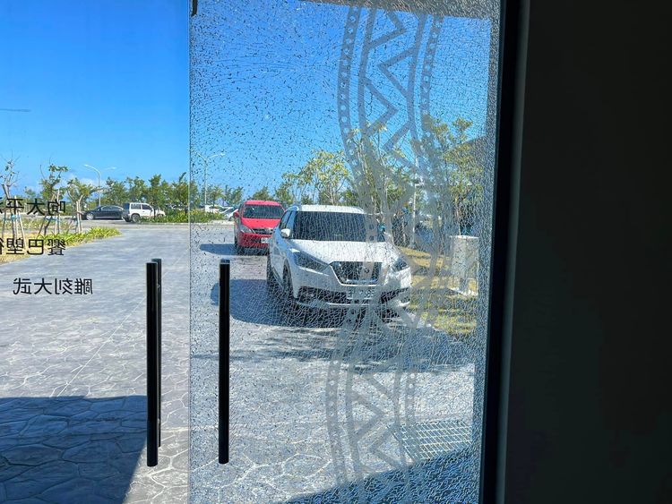 南迴驛玻璃大門出現大面積碎裂。翻攝自王浩宇臉書