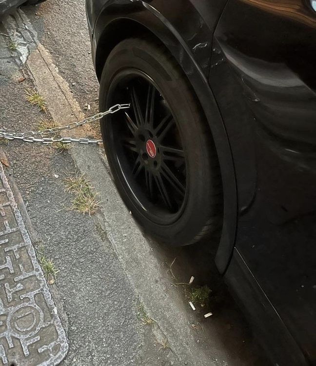 車主心疼心愛的鋁圈都被鐵鍊刮傷。《爆料公社》