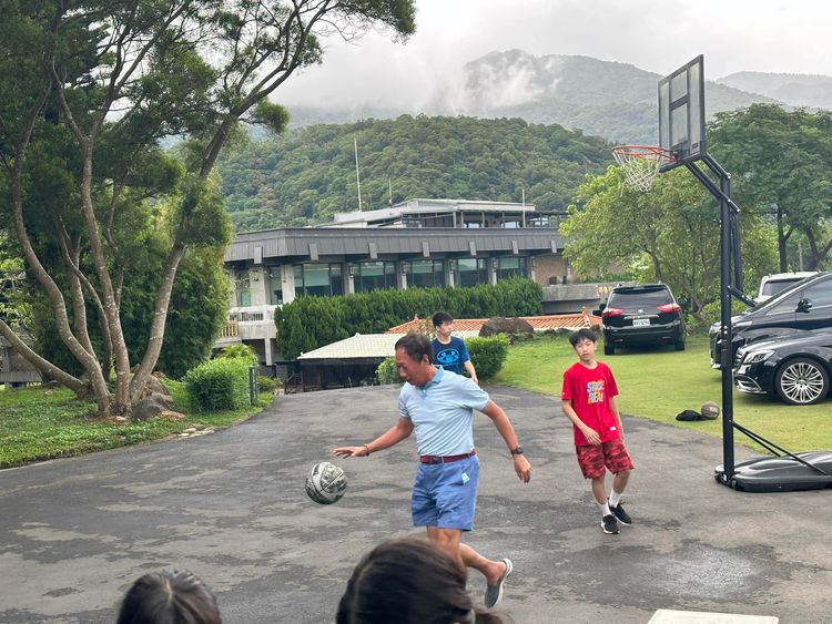 郭台銘和孩子們一起打球。翻攝賈永婕臉書