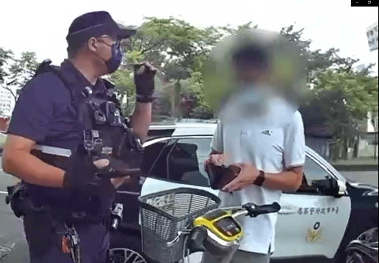 警員積極按圖索驥，事發30分鐘後，在另一輛YouBike置物籃內，找到林男的皮夾。警方提供