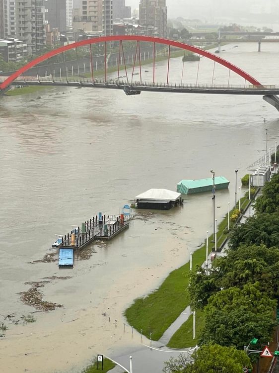 基隆河堤外的貨櫃屋已漂起來。翻攝許淑華臉書