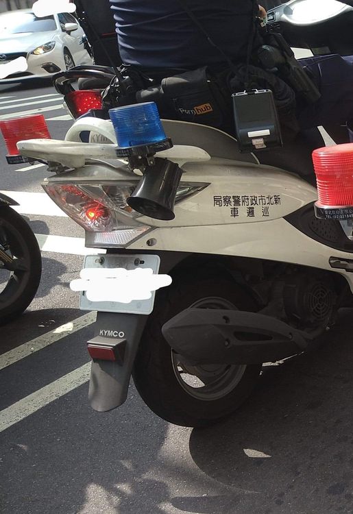 還有網友分享自己在路上拍到警察也愛用：「我都在路上看到警察揹這個腰包了」。翻攝《路上觀察學院》社團