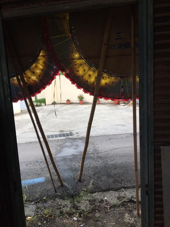 網友打開自家鐵門後發現，竟然有喪事用花圈擺在門外。翻攝《南投人聊天室》