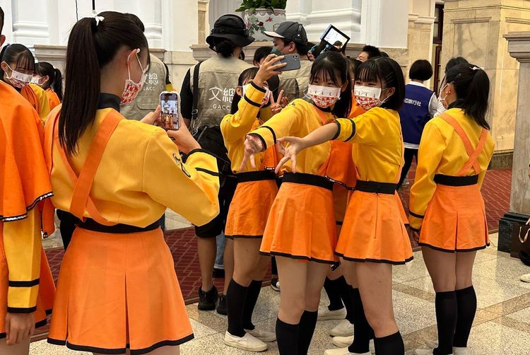 學生們在台拍照留下紀念。翻攝自李厚慶