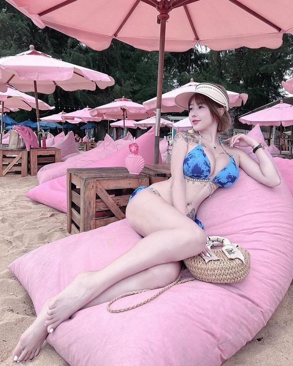 沙灘上的美照也很兇。翻攝自張嘻嘻臉書