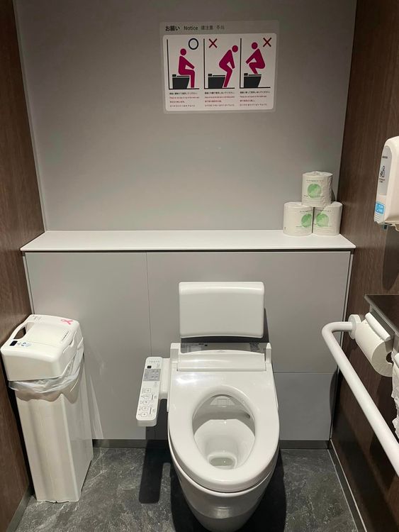 周玉蔻一到日本就分享免治馬桶的照片示愛。翻攝周玉蔻臉書