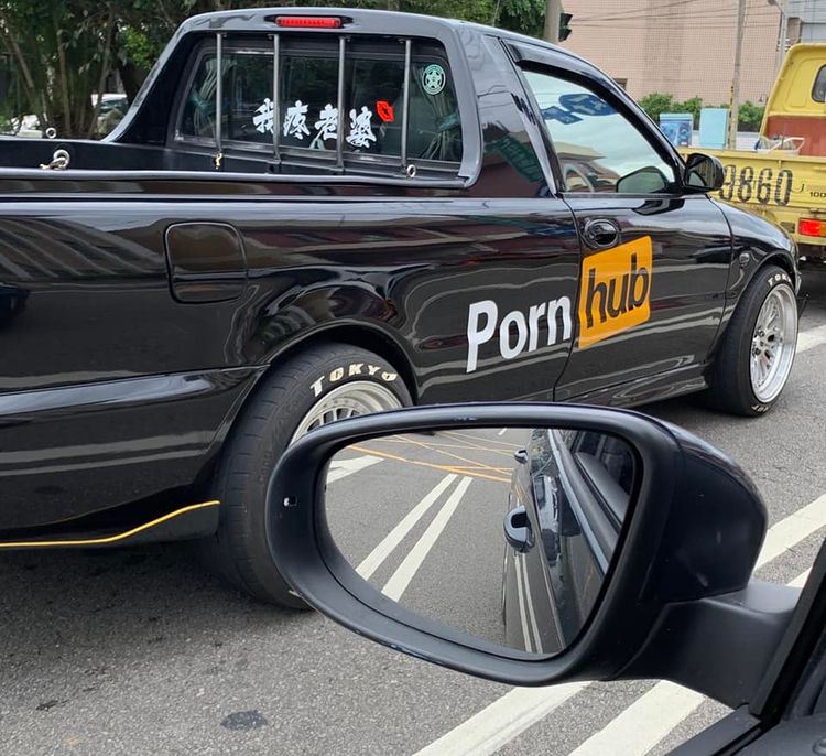 有網友分享自己在路上拍到該LOGO小貨車。翻攝《路上觀察學院》社團