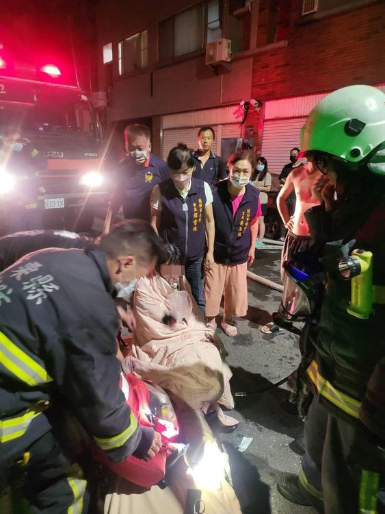 火場受災戶多數是套房的房客，其中也有幼童輕微嗆傷送醫。翻攝頭份市長羅雪珠臉書